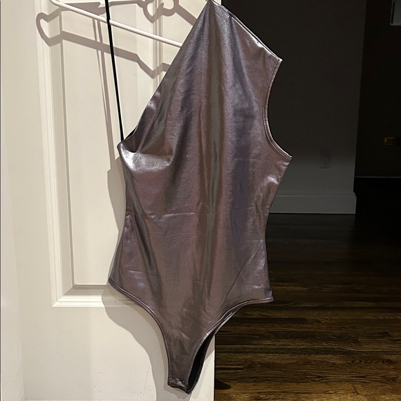 NWOT Edikted Metallic One-Shoulder Women's Top/Bodysuit Size XS - Picture 4 of 7
